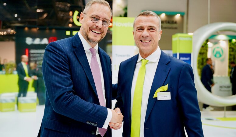 Denis Reuter, Geschäftsführer TSR Recycling GmbH & Co. KG, und Emilio Braghi, Executive Vice President von Novelis Inc. und President von Novelis Europe geben sich die Hand