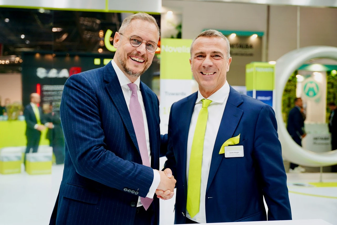 Denis Reuter, Geschäftsführer TSR Recycling GmbH & Co. KG, und Emilio Braghi, Executive Vice President von Novelis Inc. und President von Novelis Europe geben sich die Hand