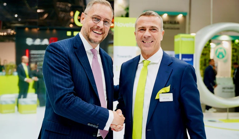 Denis Reuter, Geschäftsführer TSR Recycling GmbH & Co. KG, und Emilio Braghi, Executive Vice President von Novelis Inc. und President von Novelis Europe geben sich die Hand