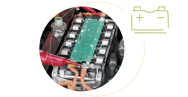 Eine Batterie ist mit einer Leiterplatte verbunden, die verschiedene elektronische Komponenten zeigt.
