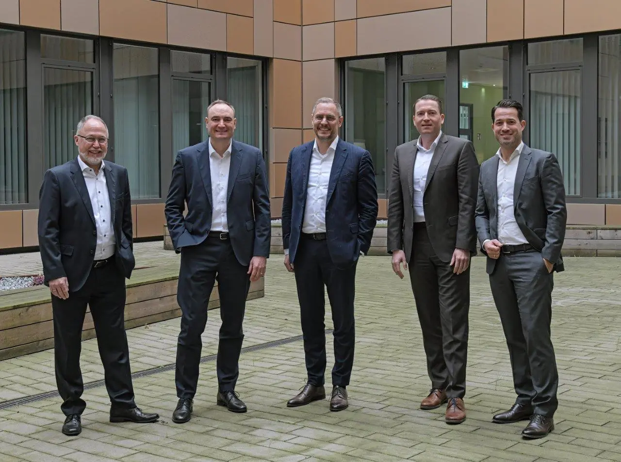 Christian Blackert, Geschäftsführer TSR Resource GmbH & Co. KG; Martin Santer, Leiter Einkauf & Energie; Denis Reuter, Chief Operation Officer der TSR Group; Philipp Conze, Chief Financial Officer thyssenkrupp Steel; Michael Kehne, Leiter Einkauf Legierungen, Metalle und Schrott stehen gemeinsam vor einem Gebäude