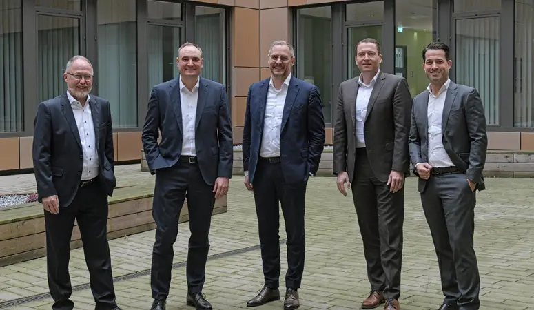 Christian Blackert, Geschäftsführer TSR Resource GmbH & Co. KG; Martin Santer, Leiter Einkauf & Energie; Denis Reuter, Chief Operation Officer der TSR Group; Philipp Conze, Chief Financial Officer thyssenkrupp Steel; Michael Kehne, Leiter Einkauf Legierungen, Metalle und Schrott stehen gemeinsam vor einem Gebäude