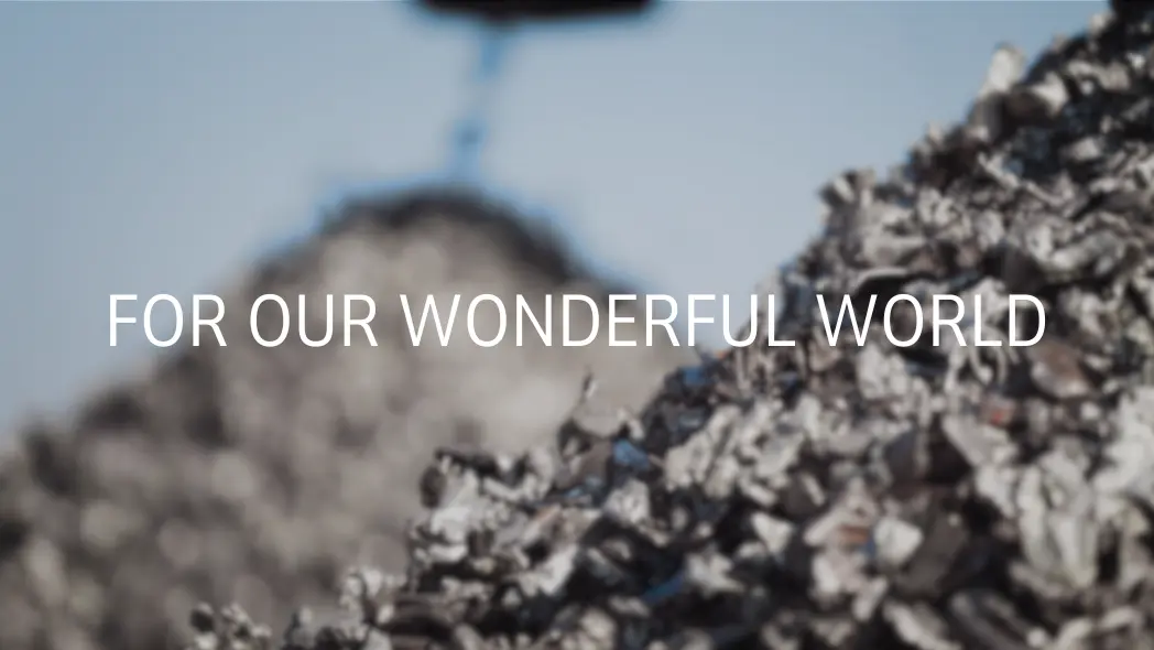 Ein Haufen mit dem hochwertigen Recyclingrohstoff TSR40 mit folgendem Claim davor: "Vor our wonderful world"
