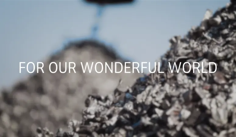 Ein Haufen mit dem hochwertigen Recyclingrohstoff TSR40 mit folgendem Claim davor: "Vor our wonderful world"