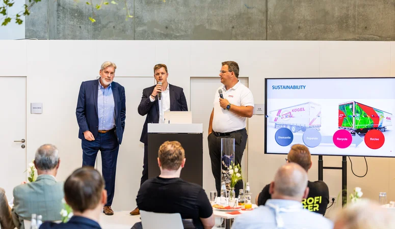 Kögel, TSR und REMONDIS starten Pilotprojekt auf der Bühne am Rednerpult