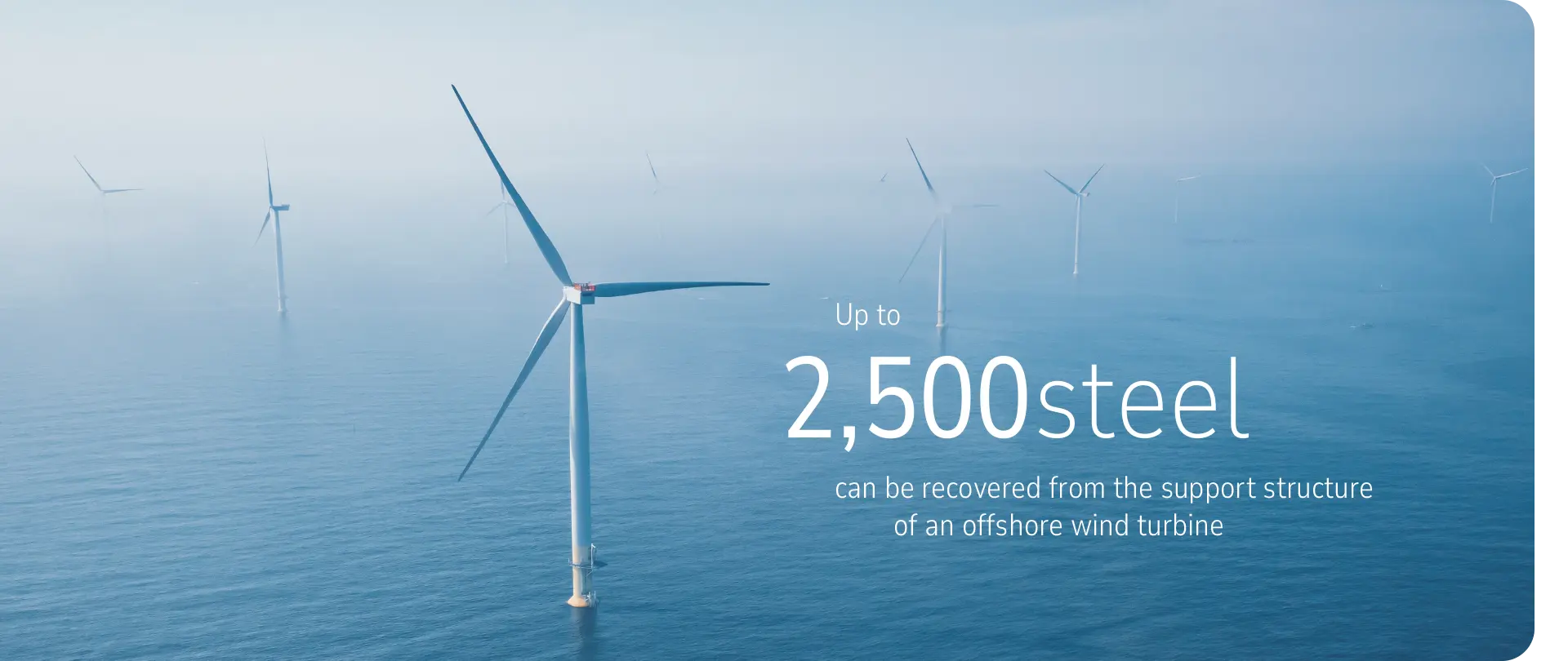 Offshore-Windkraftanlaeg mit dem Text "Bis zu 2500 t Stahl lassen sich aus der Tragkonstruktion einer Offshore-Windkraftanlage zurückgewinnen.