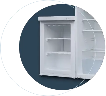 leerer kaputter Kühlschrank