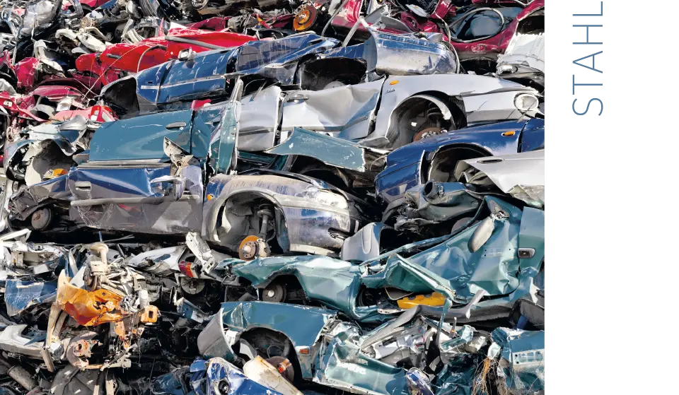 Eine Anordnung alter defekter Autos auf einem Haufen