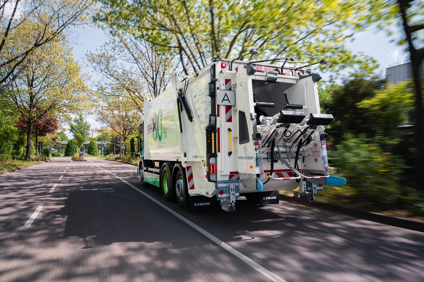 reEconic fährt auf einer Straße in der Natur