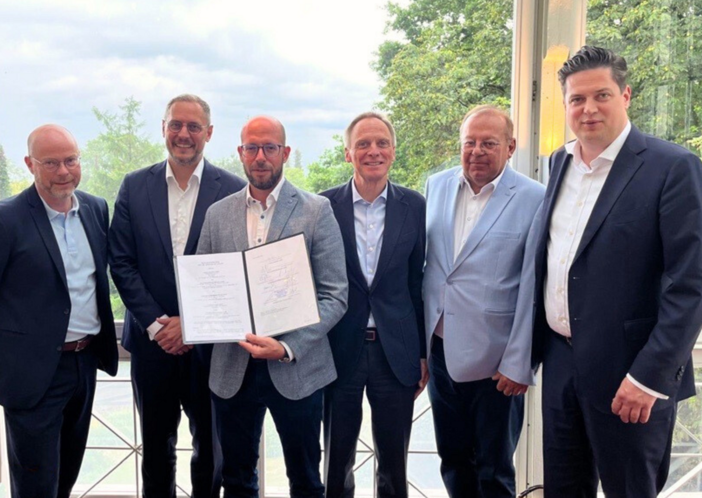 Six representatives of the management hold the long-term supply agreement between voestalpine and TSR Group
