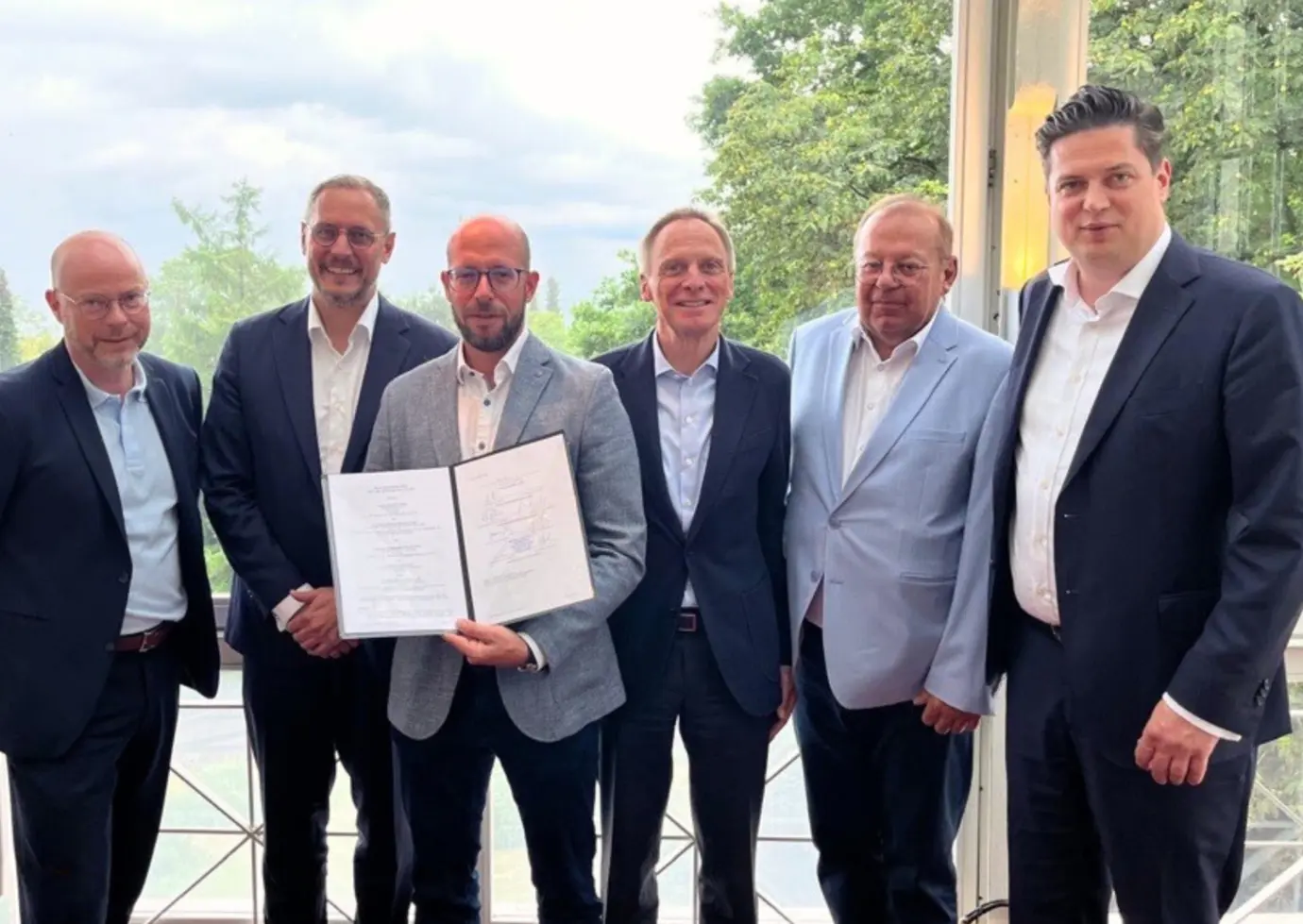 Six representatives of the management hold the long-term supply agreement between voestalpine and TSR Group