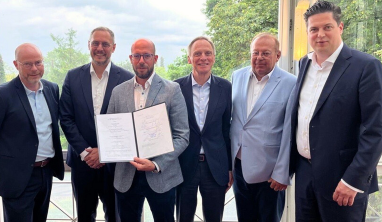 Six representatives of the management hold the long-term supply agreement between voestalpine and TSR Group
