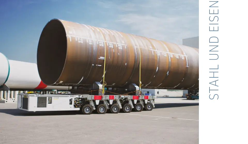 Ein Turm einer demontierten Windkraftanalge wird auf einem Sattelschlepper transportiert. Text "Stahl und Eisen"