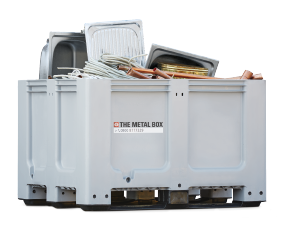 Kleinbehälter THE METAL BOX gefüllt mit Altmetall und Kabelschrott