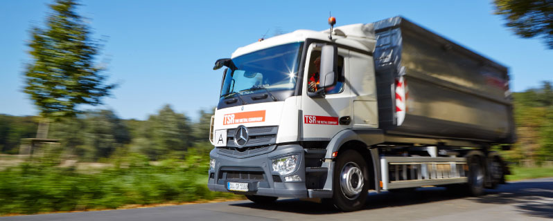 TSR LKW fährt über eine Landstraße