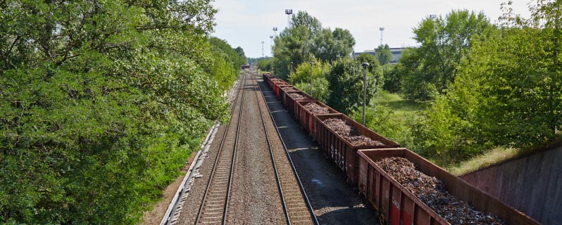 Schienenlogistik und Wagons gefüllt mit Altmetall