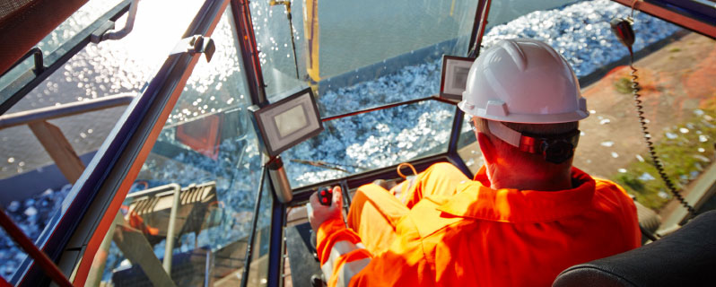 TSR Mitarbeiter in einem Kranführerhaus beim Entladen eines Schiffes