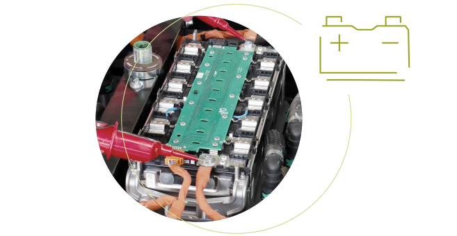 Eine Batterie ist mit einer Leiterplatte verbunden, die verschiedene elektronische Komponenten zeigt.