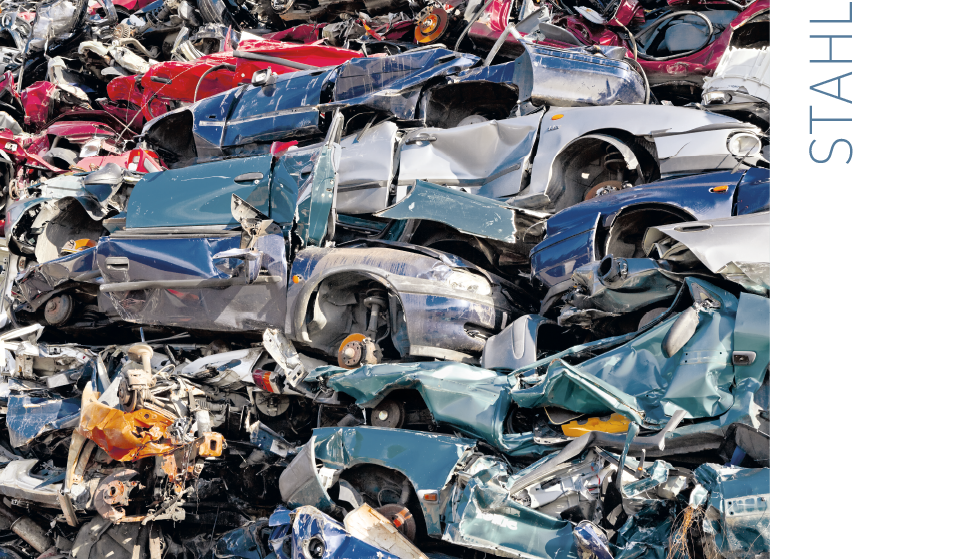 Eine Anordnung alter defekter Autos auf einem Haufen