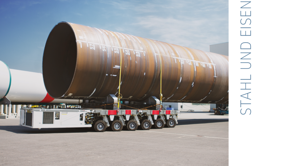 Ein Turm einer demontierten Windkraftanalge wird auf einem Sattelschlepper transportiert. Text "Stahl und Eisen"